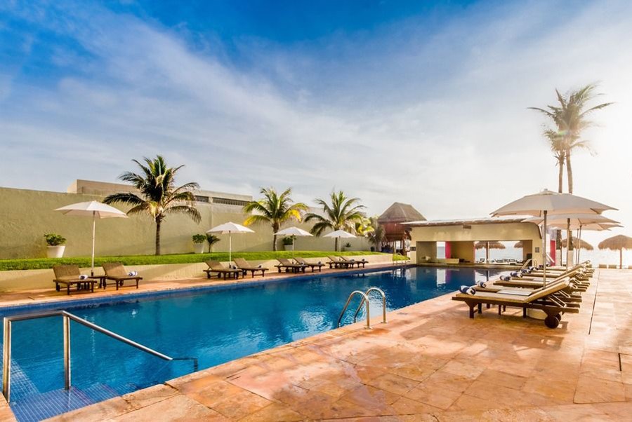 Pools and Beach Area Regina Cancún